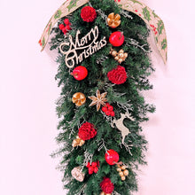 画像をギャラリービューアに読み込む, 【クリスマスガーランド】 赤とゴールドの華やかな 縦長スワッグ 壁飾り クリスマスインテリア 冬の贈り物 ギフト  プリザーブドフラワー｜Luana Mally（ルアナ　マリー）
