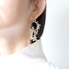 画像をギャラリービューアに読み込む, crown of baby&#39;s breath -mini triple- (white/gold)（ピアス/イヤリング）｜FT2 works（エフティーツーワークス）｜FT2 works（エフティーツーワークス）｜FT2 works（エフティーツーワークス）
