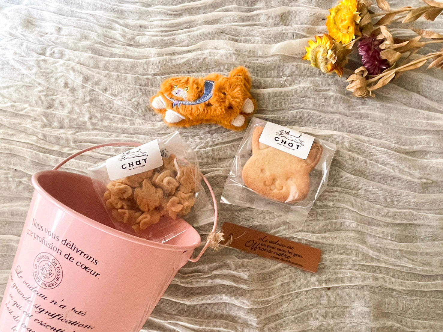 さりげないギフトに。気分が上がるおしゃれで個性的なクッキー缶特集