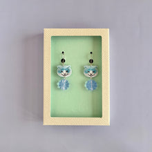 画像をギャラリービューアに読み込む, 祈るように眠るネコ・ももたろうの耳飾り｜maltamarie（マルタマリエ）
