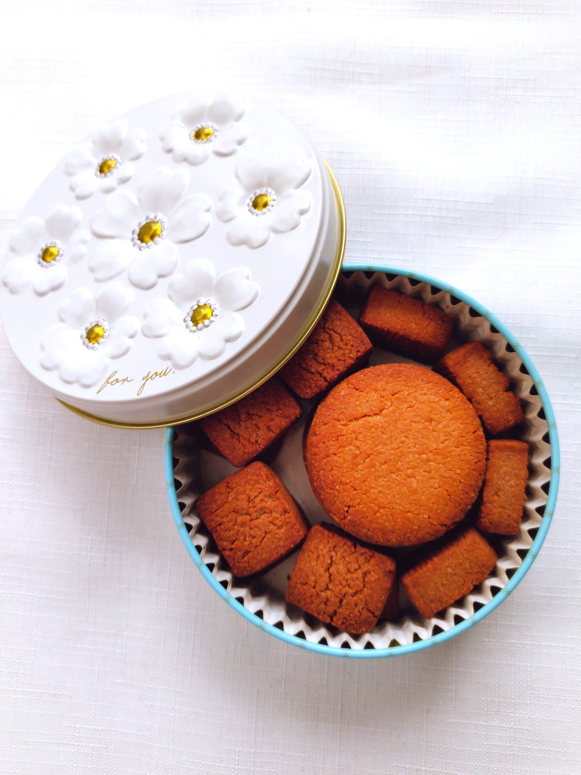 さりげないギフトに。気分が上がるおしゃれで個性的なクッキー缶特集