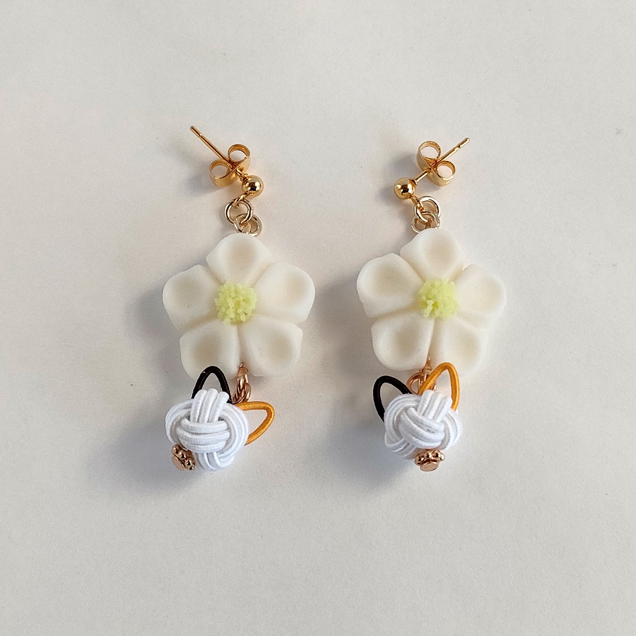 和菓子と水引の耳飾り(猫とまたたび)｜ねこどんぶり – CHOOSEBASE SHIBUYA