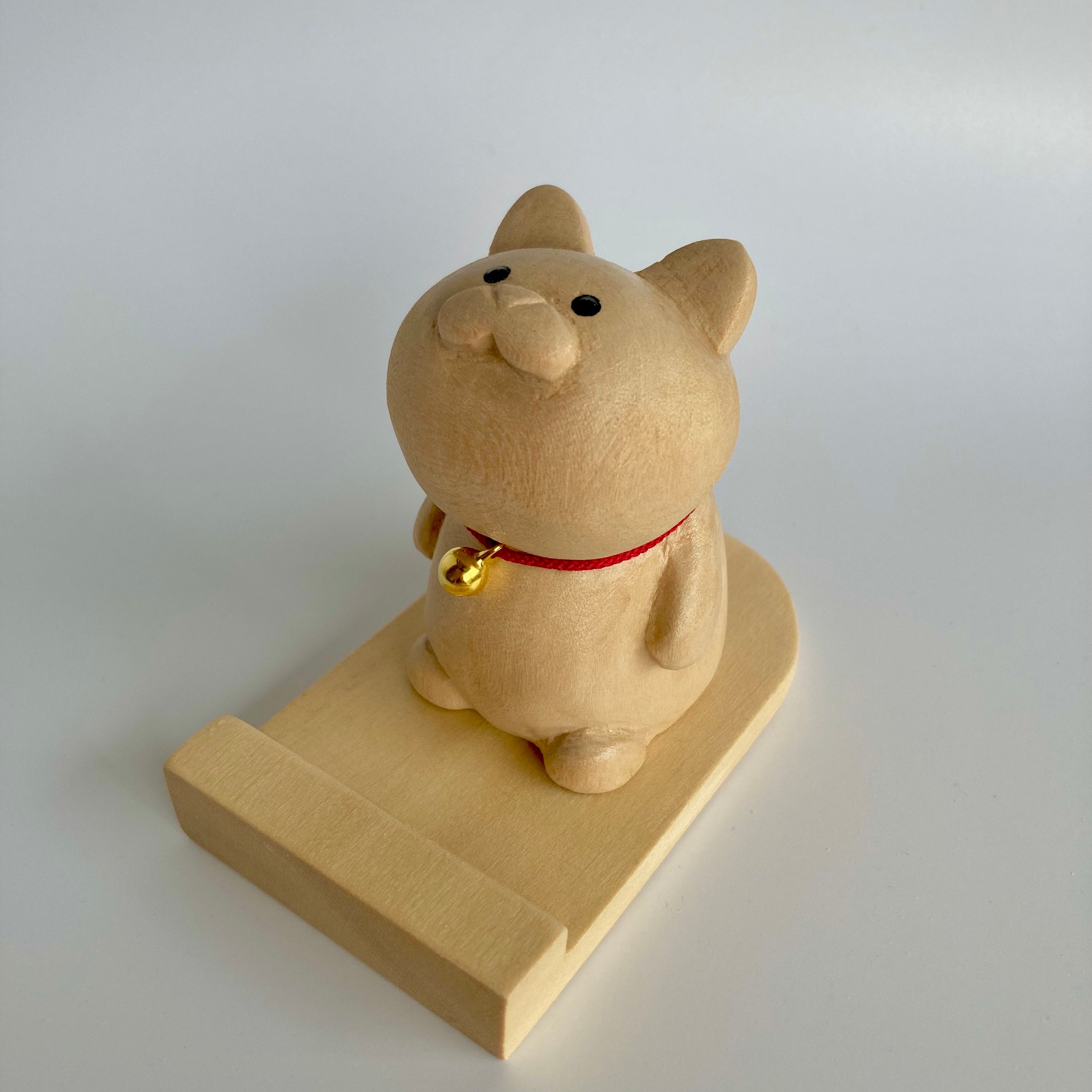 スマホスタンドになる木彫りの鈴ネコ｜ケージー工房（ケージーコウボウ）