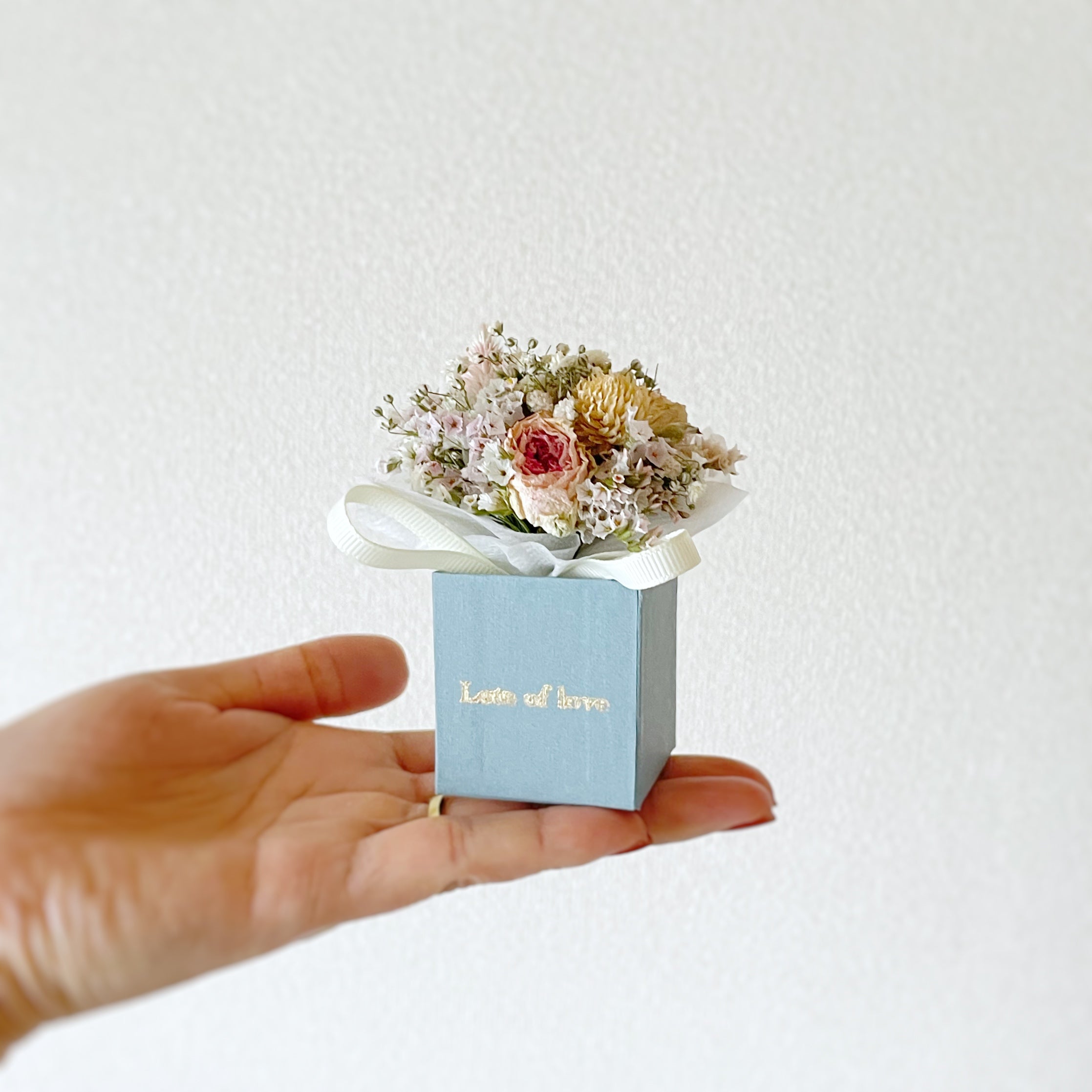 ミニチュアBOXドライブーケ 【White Day】｜Lynn flowers（リン フラワーズ）
