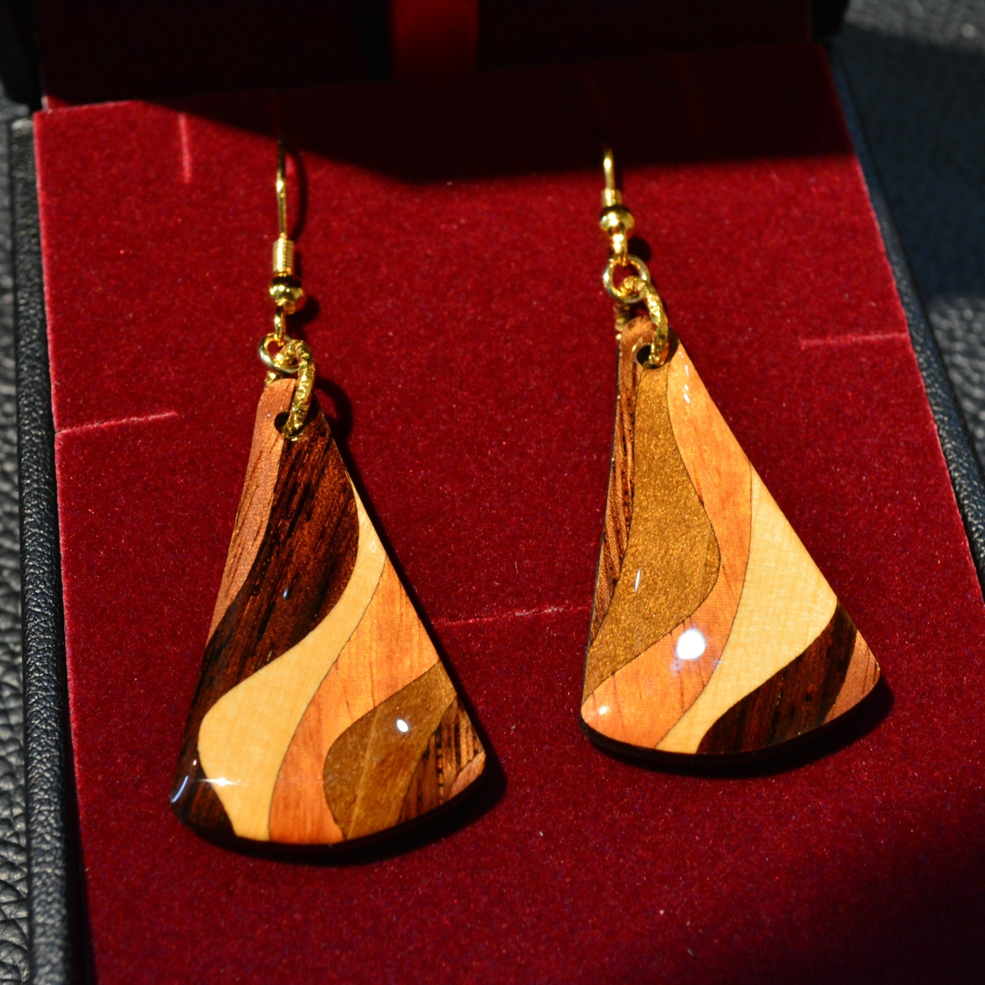 ピアス 扇形 茶｜曲寄木 JuJu（マガリヨセギ ジュジュ） – CHOOSEBASE