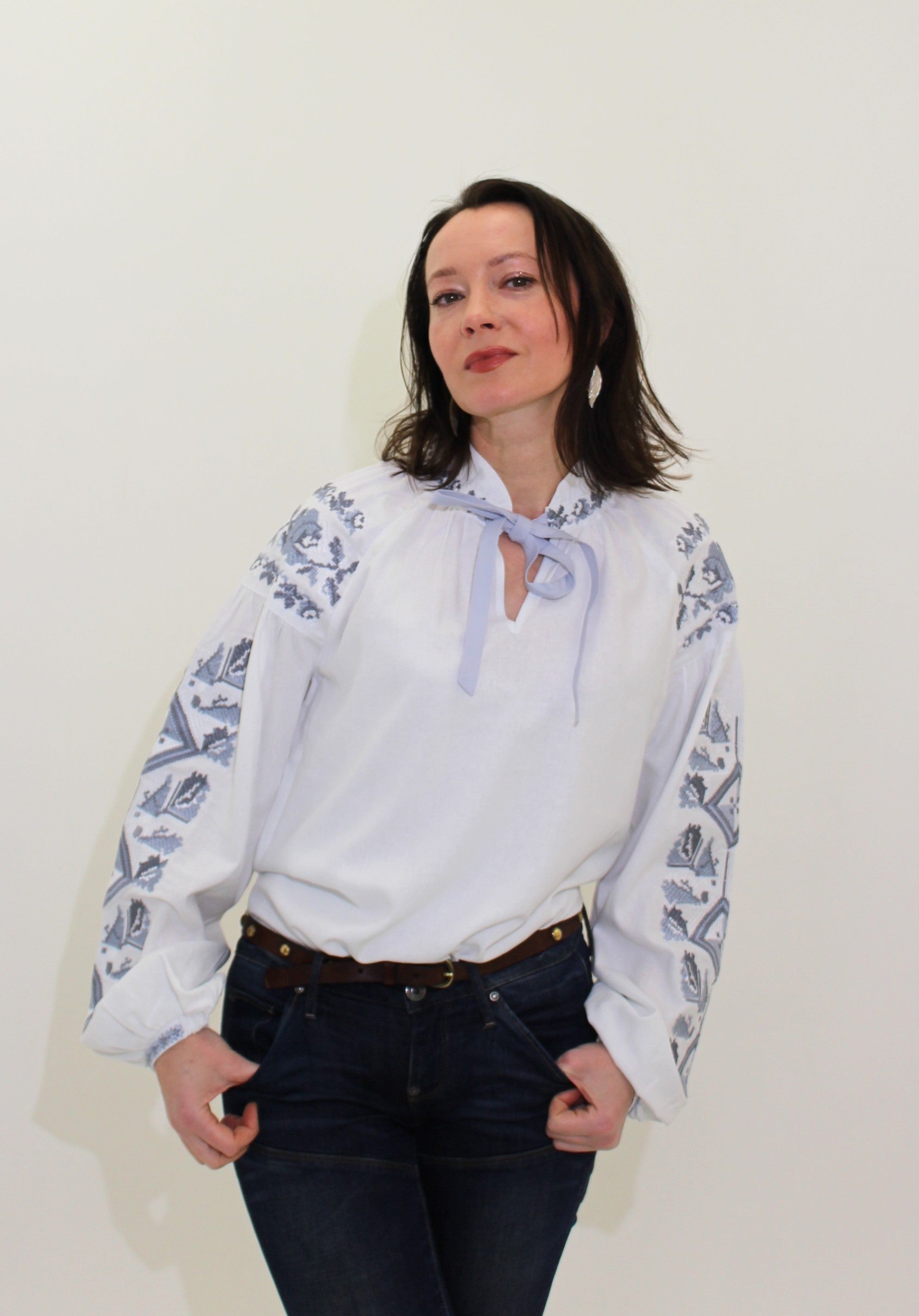 刺繡入りブラウス”Iris”｜Ukrainian Embroidery Wear ”Mavka”（ウクライナシシュウノアパレル　マウカ）