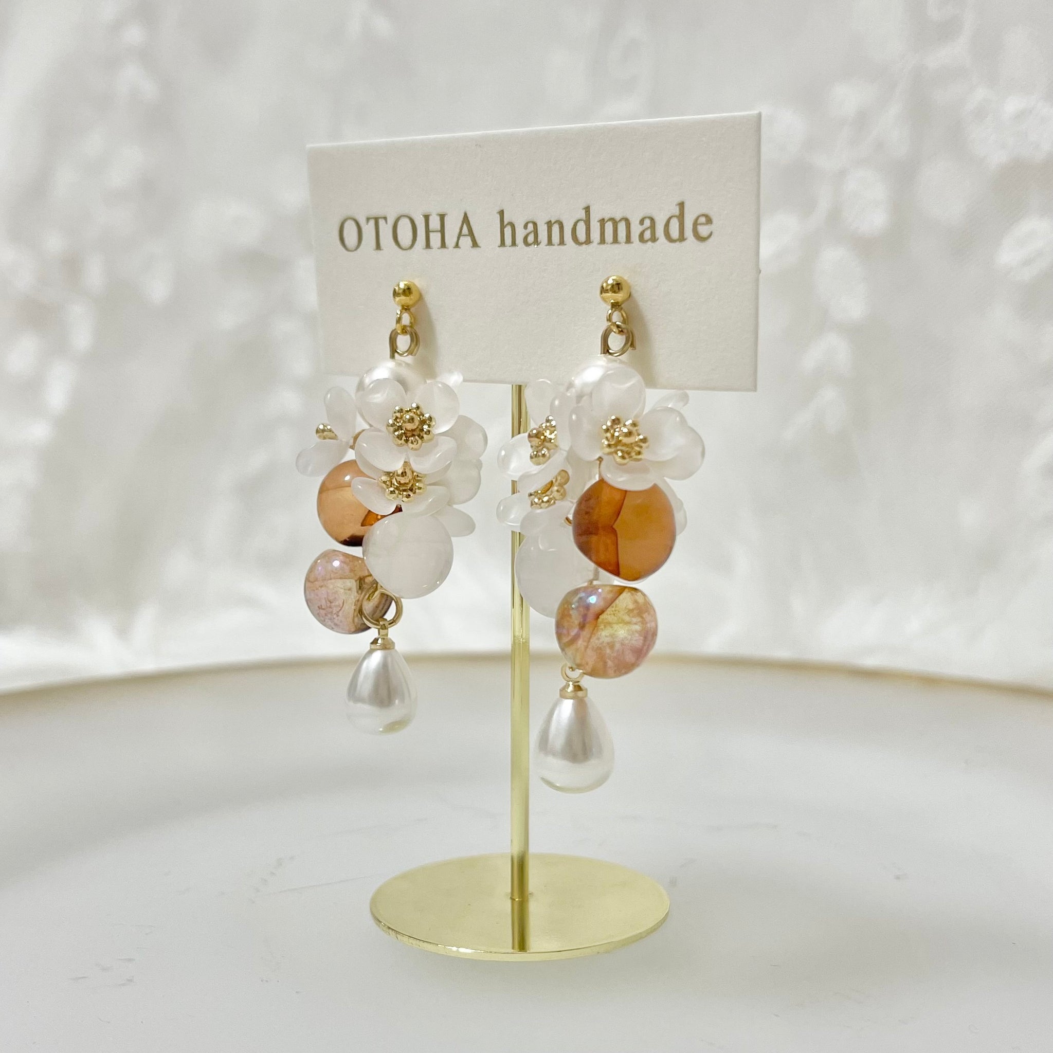 小さなお花と鈴丸ビーズ(ホワイト)ピアス/イヤリング｜OTOHA handmade