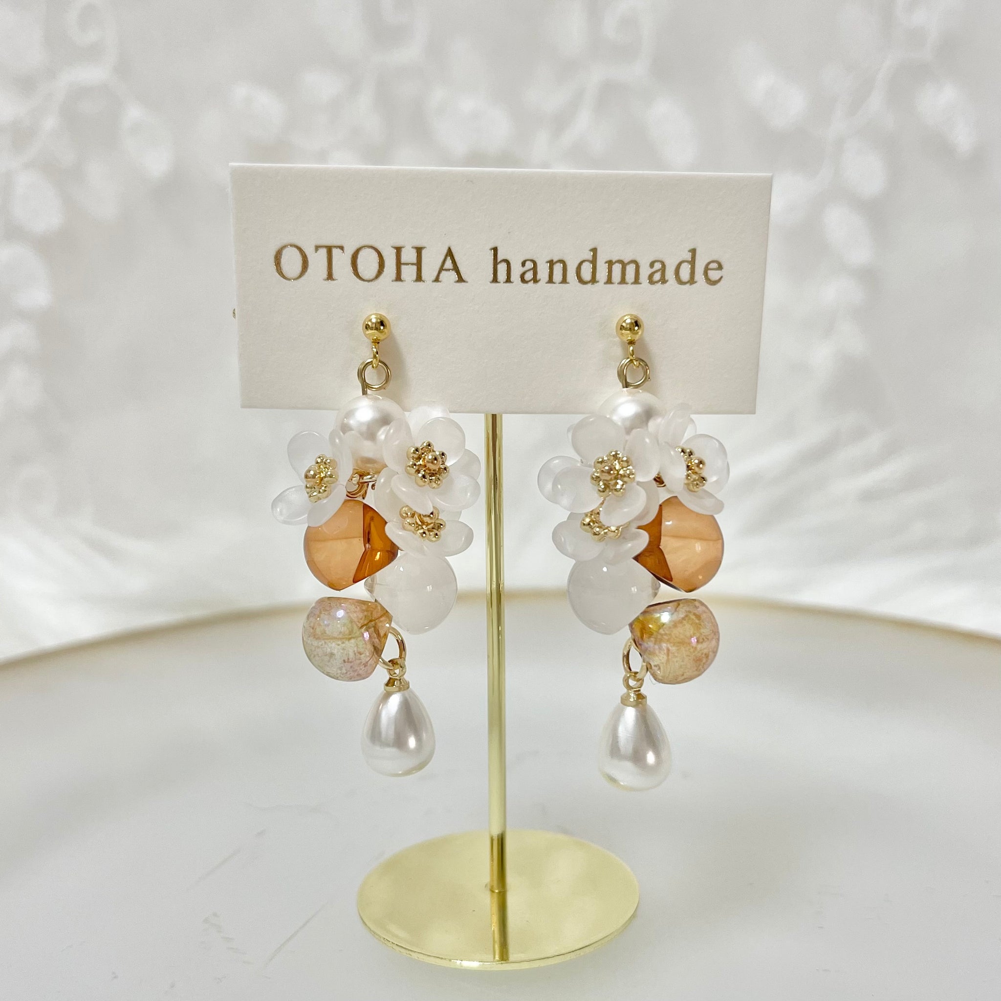 小さなお花と鈴丸ビーズ(ホワイト)ピアス/イヤリング｜OTOHA handmade（オトハハンドメイド） – CHOOSEBASE SHIBUYA