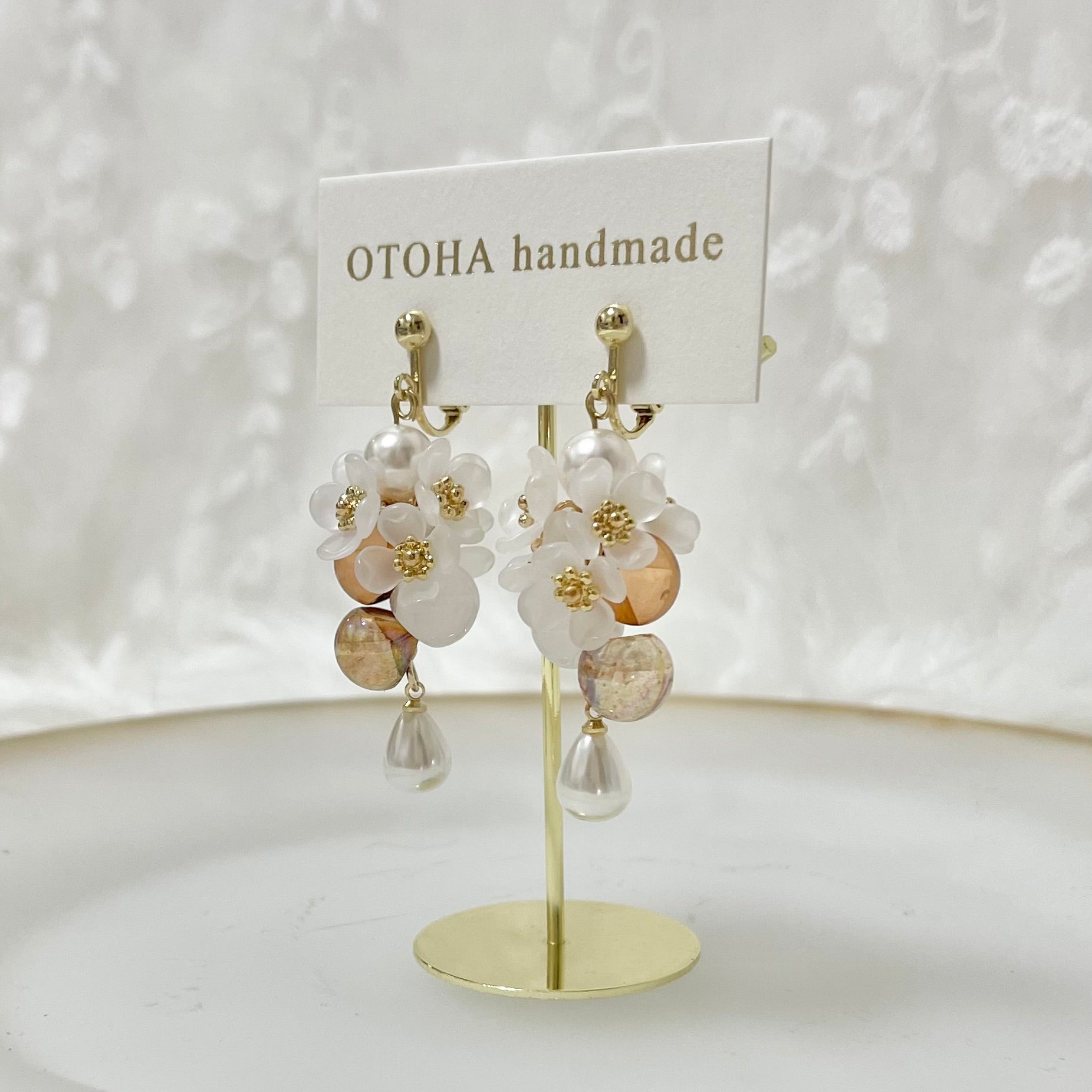 小さなお花と鈴丸ビーズ(ホワイト)ピアス/イヤリング｜OTOHA handmade（オトハハンドメイド）